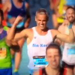 Corredor demostrando fuerza a la llegada a meta de la maratón Valencia 2019