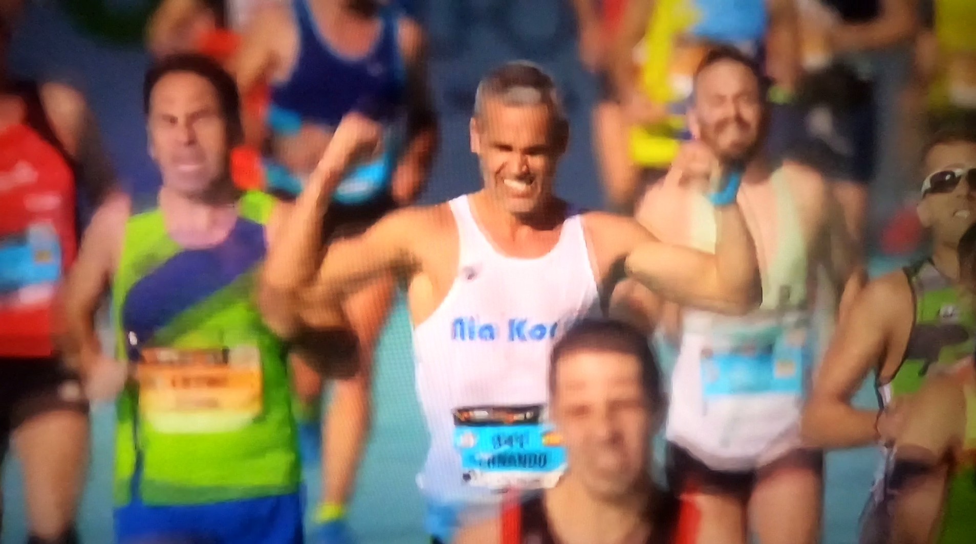 Corredor demostrando fuerza a la llegada a meta de la maratón Valencia 2019